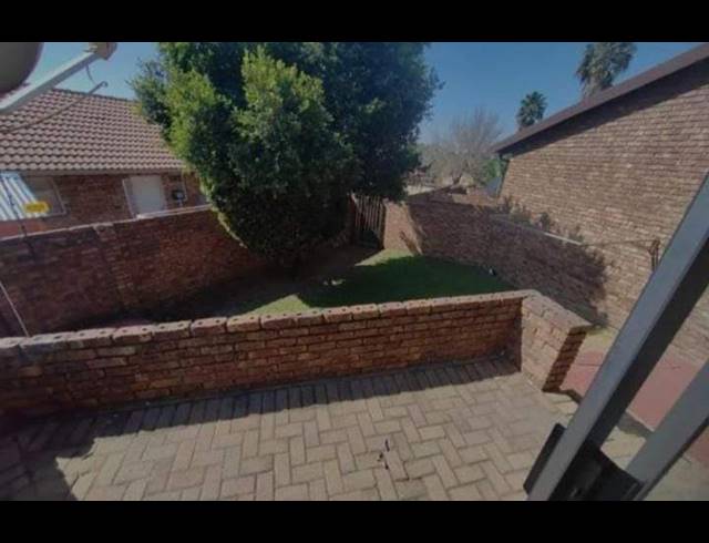 2 BEDROOM TOWNHOUSE FOR SALE IN BIRCH ACRES